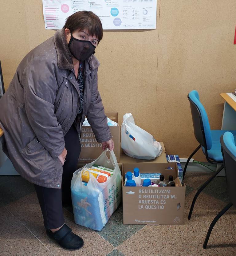 Una dona, fent la donació avui al Puntet.