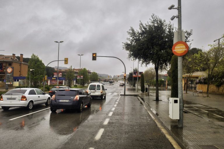 El semàfor on s'ha instal·lat el radar