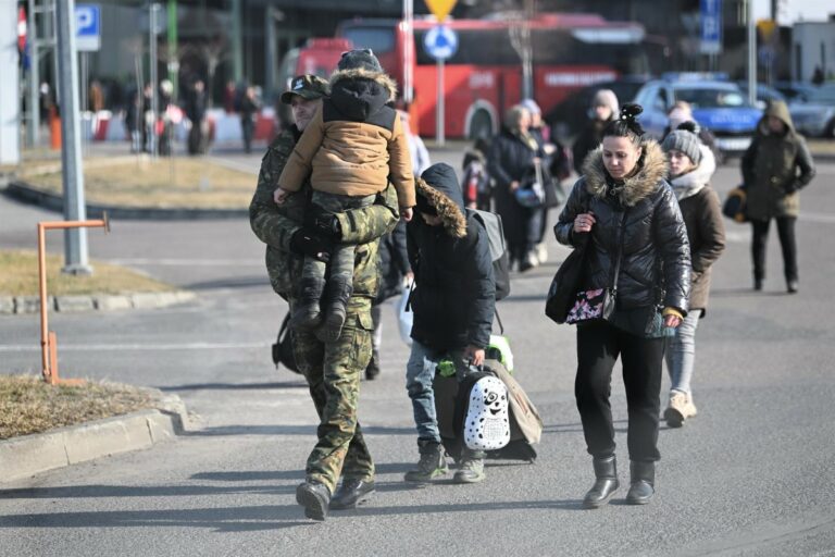 Refugiats ucraïnesos a la frontera amb Polònia (EFE)