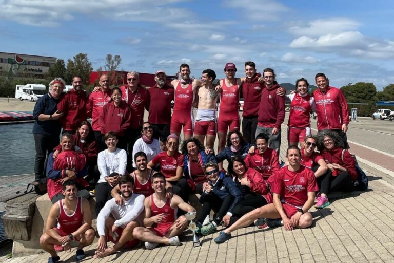 Els vogadors i vogadores que van participar a la regata (Rem Santa Cristina)