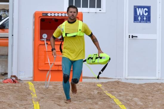 Un equip pioner de salvament marítim, a la platja gran de Lloret