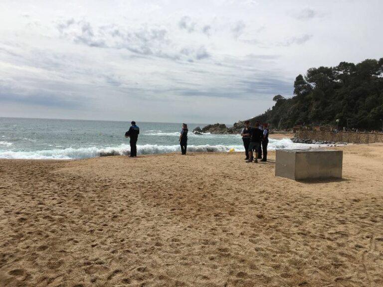 La policia local rescata una filla i el seu pare del mar, a la platja del centre