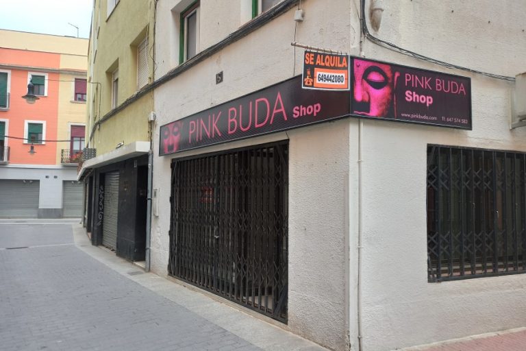 Una botiga encara amb el rètol, malgrat estar tancada