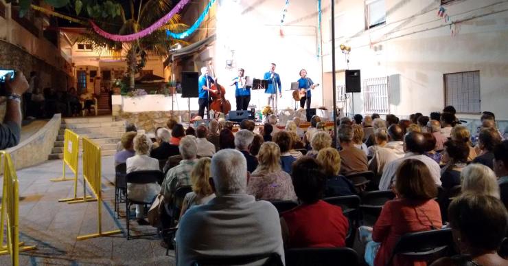 El Barri dels Pescadors celebra la 38a revetlla de Sant Pere amb havaneres, cremat i bunyols