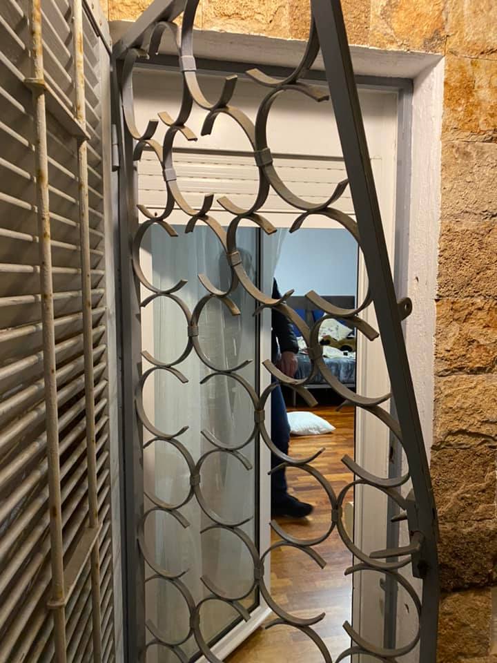 La porta de ferro forjat doblegada (Natàlia Beltran)