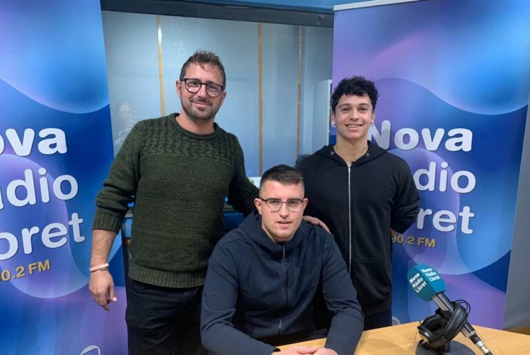 Els alumnes i el professor del Rocagrossa presenten la campanya solidària a la ràdio.