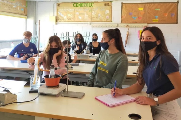Una classe d'aquest curs, amb mascaretes (Institut Rocagrossa)