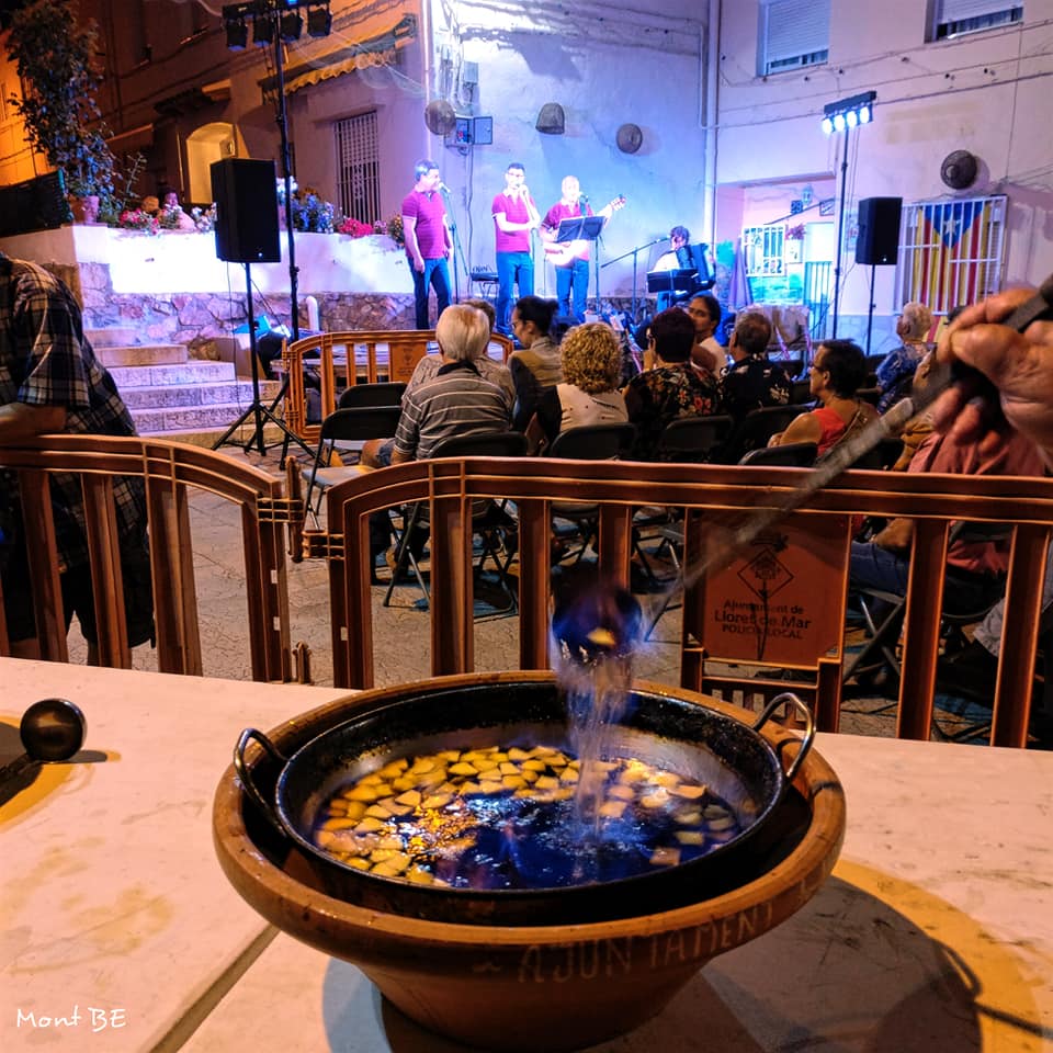 El rom cremat no falta mai a la revetlla de Sant Pere (Montse BE)
