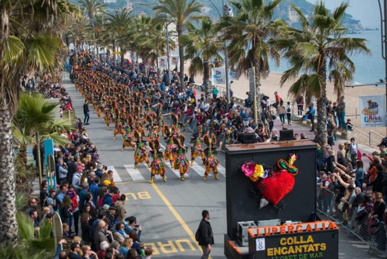 Creix la participació a la rua de Carnaval de Lloret, amb 1.500 persones repartides en 22 colles
