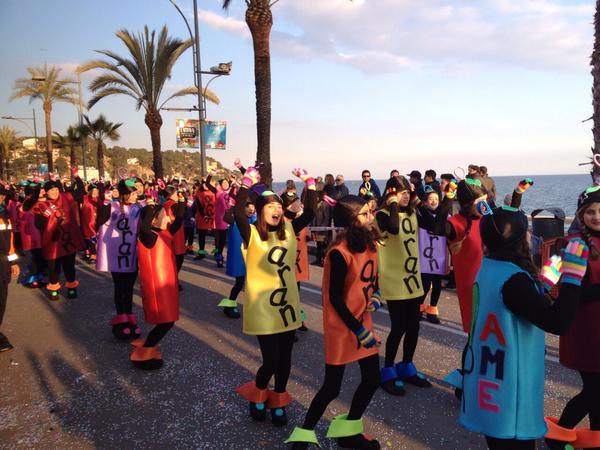 La carrossa de l’AME pren el protagonisme a la rua lloretenca