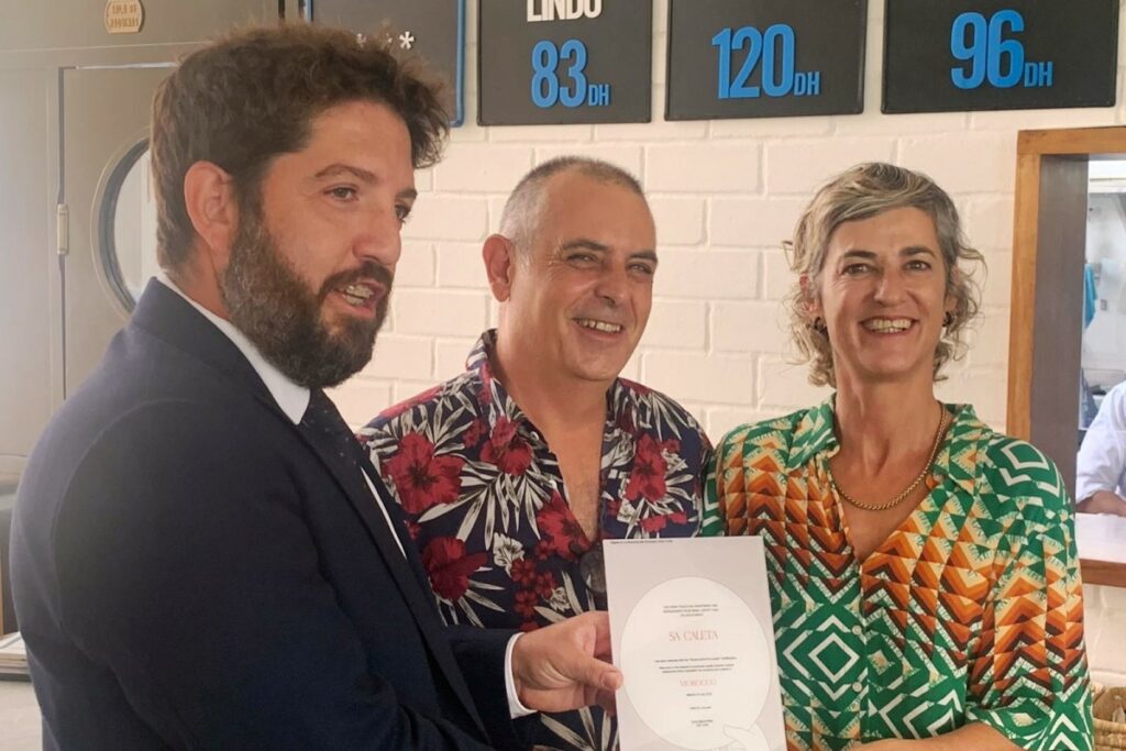 El moment de l'entrega del certificat (Sa Caleta)