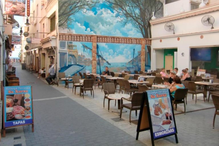 La terrassa d'un bar de Lloret (Sa Xarxa)