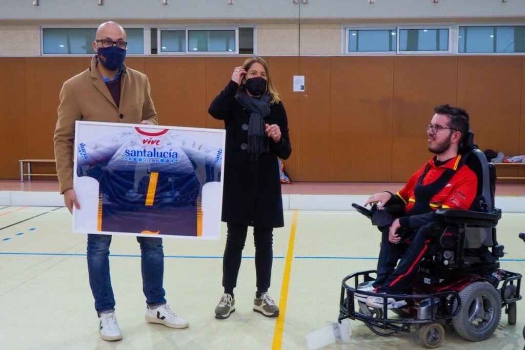 L'alcalde i la regidora d'Esports amb la Selecció Espanyola d'hoquei adaptat