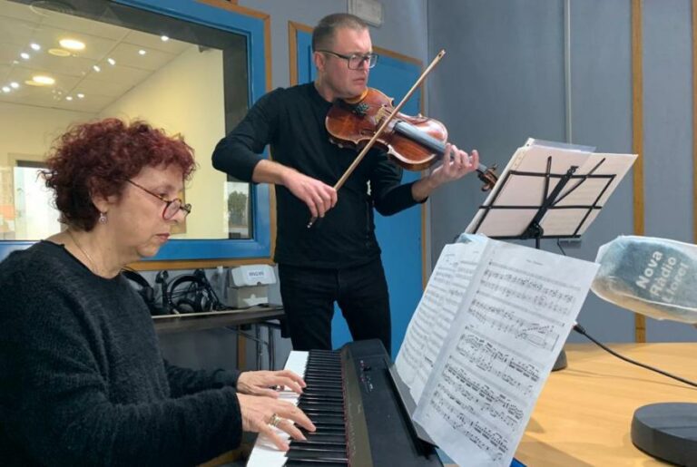 Silvia Castillo i Vitalii Karpov van oferir un tastet musical a la ràdio.