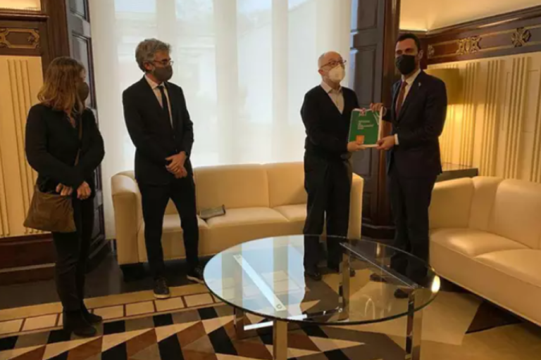 El president del Parlament, Roger Torrent, rep l'Informe 2020 de mans del Síndic, Rafel Ribó, acompanyat dels seus adjunts Jaume Saura i María Jesús Larios