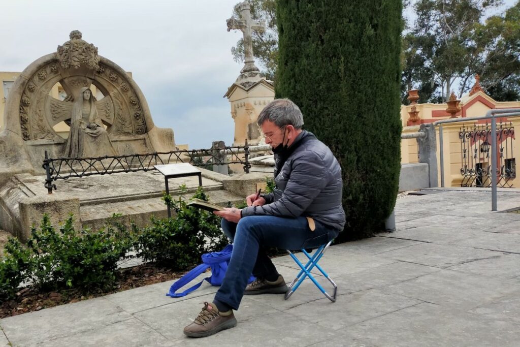 Un dels sketchers dibuixant concentrat (Girona Urban Sketchers)
