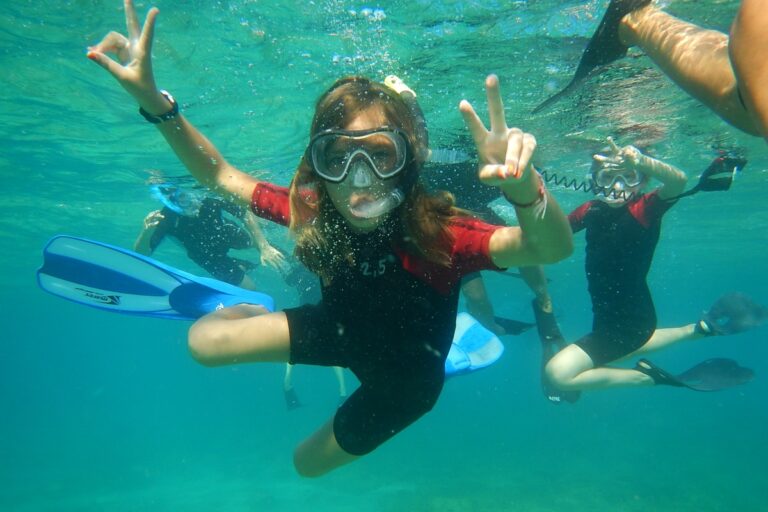 Una noia gaudint de l'snorkel (Lloret Turisme)