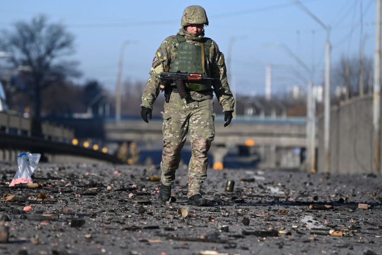 Un soldat ucraïnès caminant per les runes a la part oest de la capital ucraïnesa de Kíev (Daniel Leal / AFP)