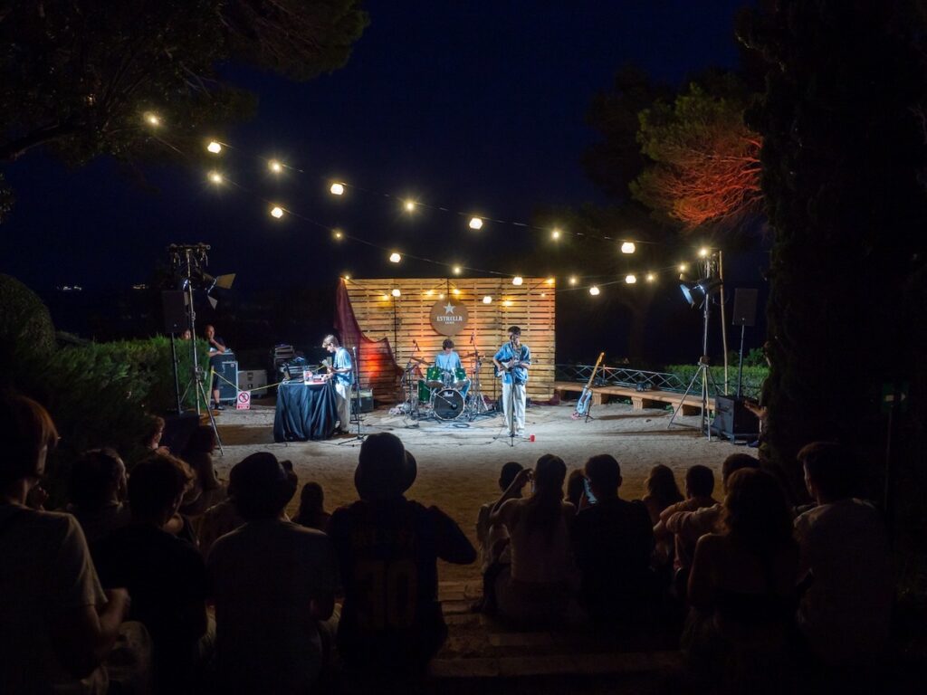 L'espai village on actuen les bandes locals