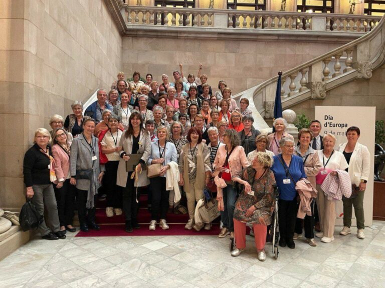 Tot el grup de la sortida al Parlament (Secció local de l'Associació Catalunya Contra el Càncer)