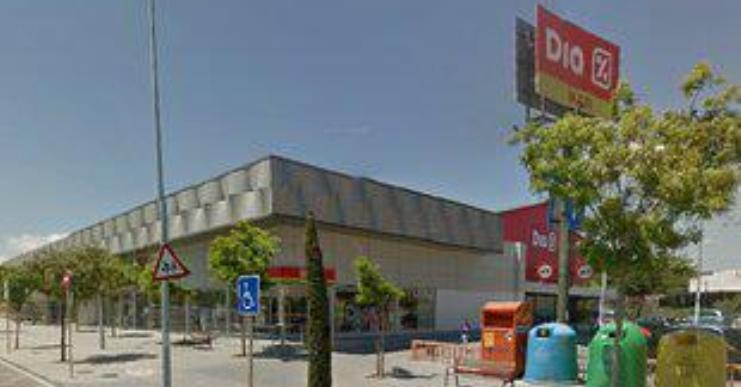 Presó per un home acusat de robar tres cops en un supermercat