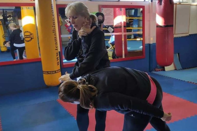 Marga Puntada i una alumna, en un taller de defensa.