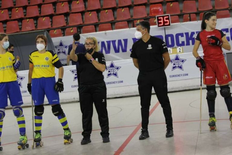 Tania Pardo, arbitrant un partit, en el centre de la imatge.