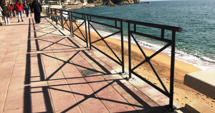 L’Ajuntament col·loca tanques metàl·liques provisionals per garantir la seguretat al passeig