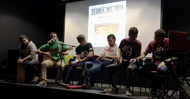 Teoria del Qua omple la sala polivalent de la biblioteca per presentar ‘Enquadrats’