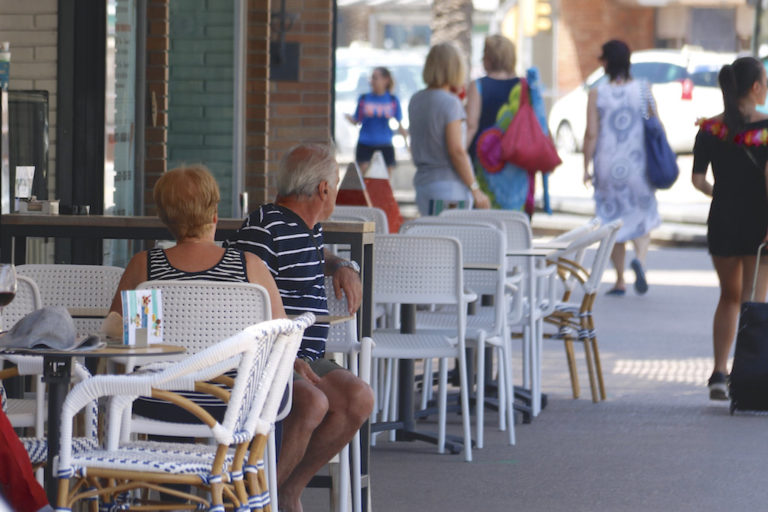 Imatge d'arxiu d'una terrassa a l'avinguda Just Marlés (ACN)