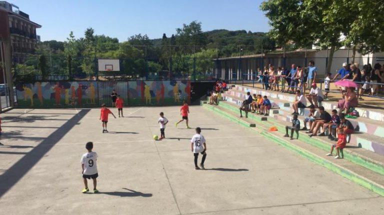 Aquesta tarda, es juga el primer torneig de futbol sala femení al barri de Can Carbó
