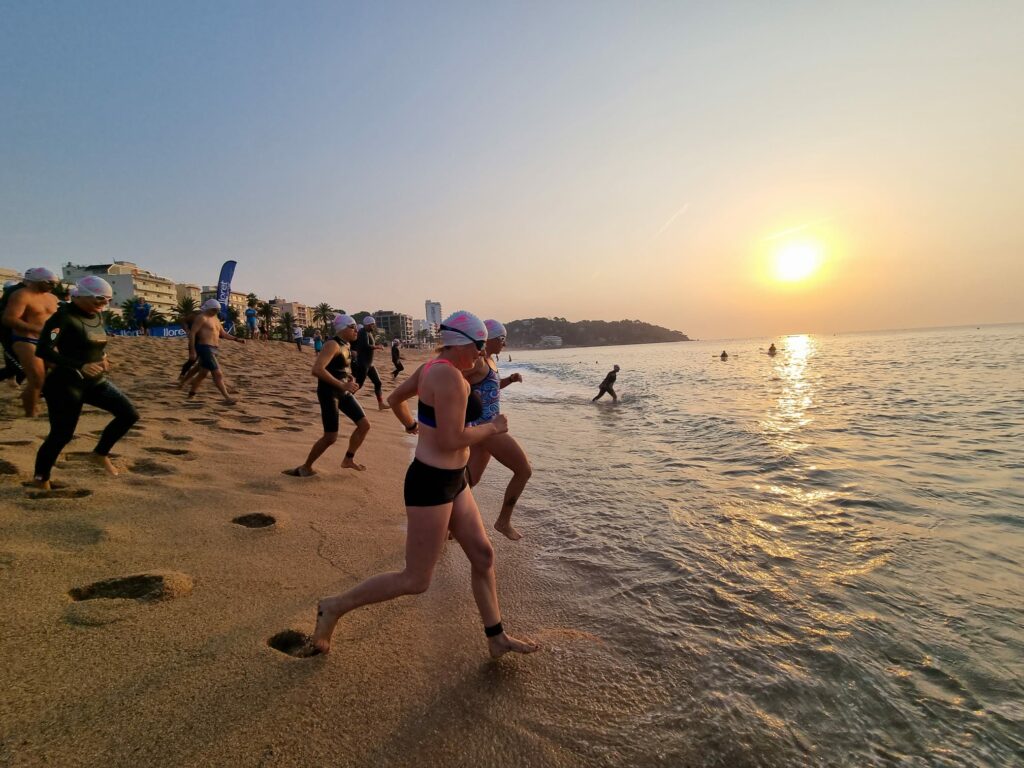 Sortida de la travessia des de la platja gran de Lloret.