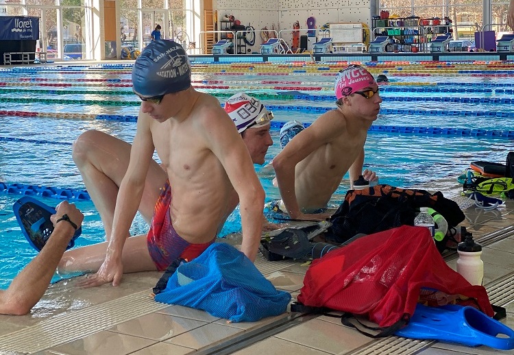Un dels equips de triatletes, entrenant a la piscina.