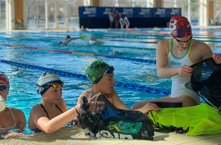 Un dels equips de triatletes, entrenant a la piscina.