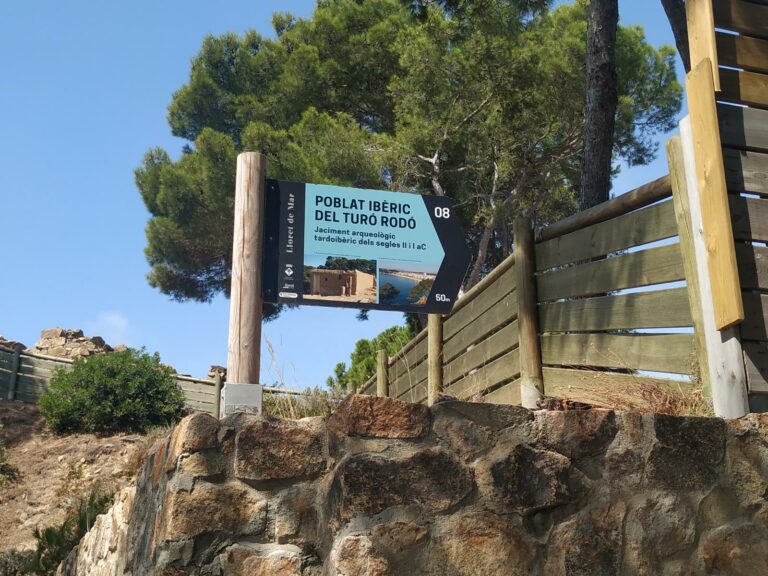 Cartell que indica l'entrada al Turó Rodó (Wikiloc)
