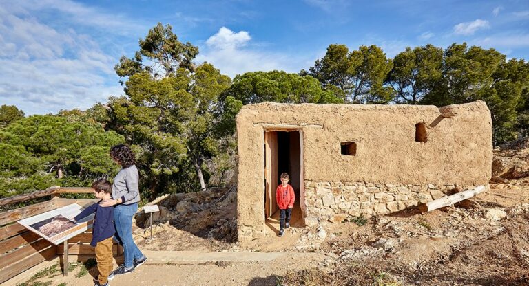 Una família visitant el Turó Rodó (Lloret Turisme)