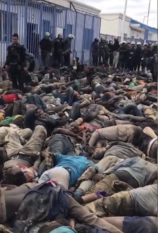 Imatge extreta d'un dels vídeos que s'han fet virals, amb els migrants morts apilats