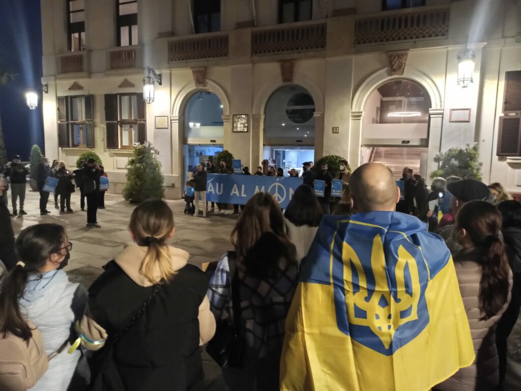 Manifestants a la Plaça de la Vila per condemnar l'atac de Rússia a Ucraïna