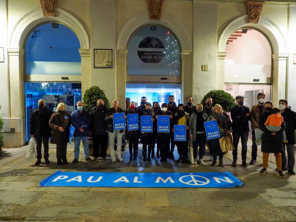 L'alcalde, regidors i altres representants, a la protesta d'aquest dijous.