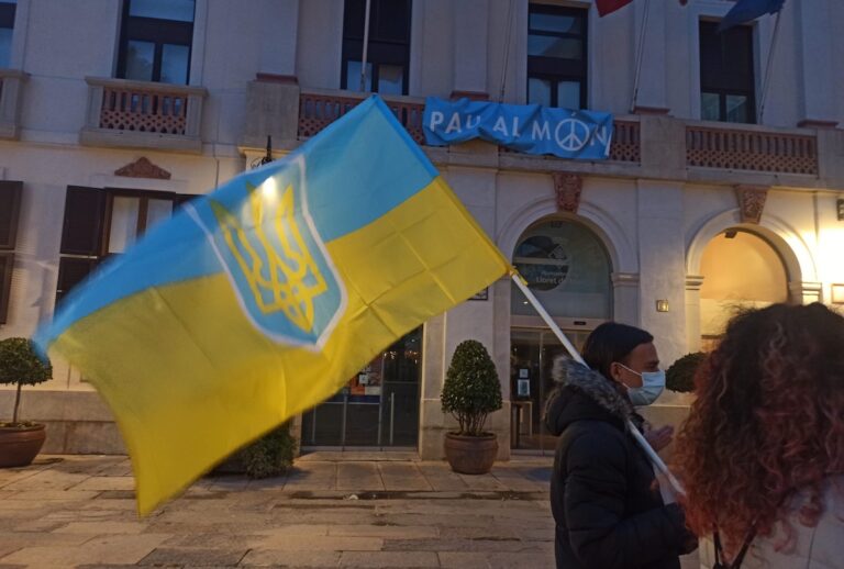 Un dels concentrats amb una bandera d'Ucraïna