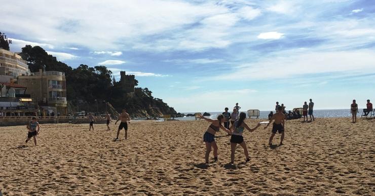 El torneig d’Ultimate Frisbee es disputa malgrat el mal temps del cap de setmana