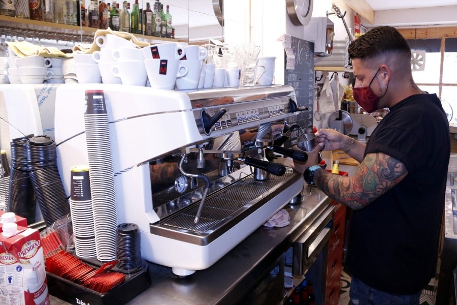Un cambrer, preparant un cafè (ACN).