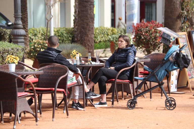 una familia en una terrassa del passeig Verdaguer ACN