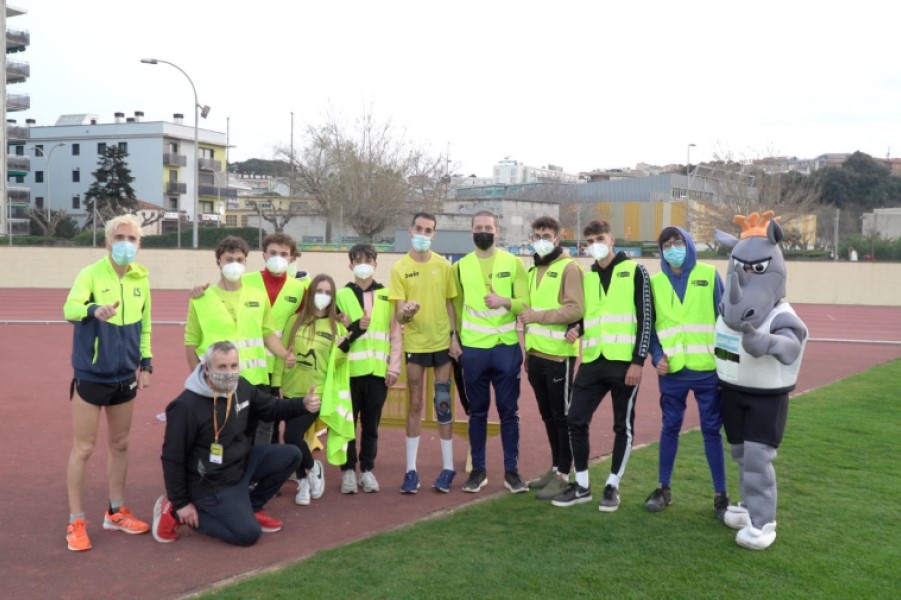 Àlex Roca al control de La Sansi, amb els voluntaris i la mascota