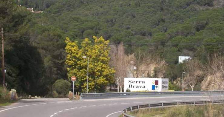 Accés a la urbanització Serra Brava