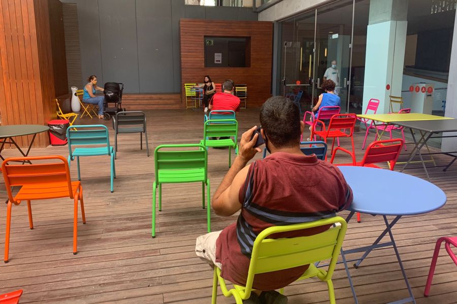 El pati de la Biblioteca és on espera la gent que acaba de rebre la vacuna.