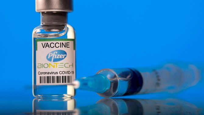 Els infants d'entre 5 i 11 anys rebran una dosi adaptada de Pfizer(Reuters/Dado Ruvic)