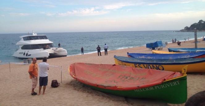 Un catamarà amorra a la platja de Lloret per por d’enfonsar-se