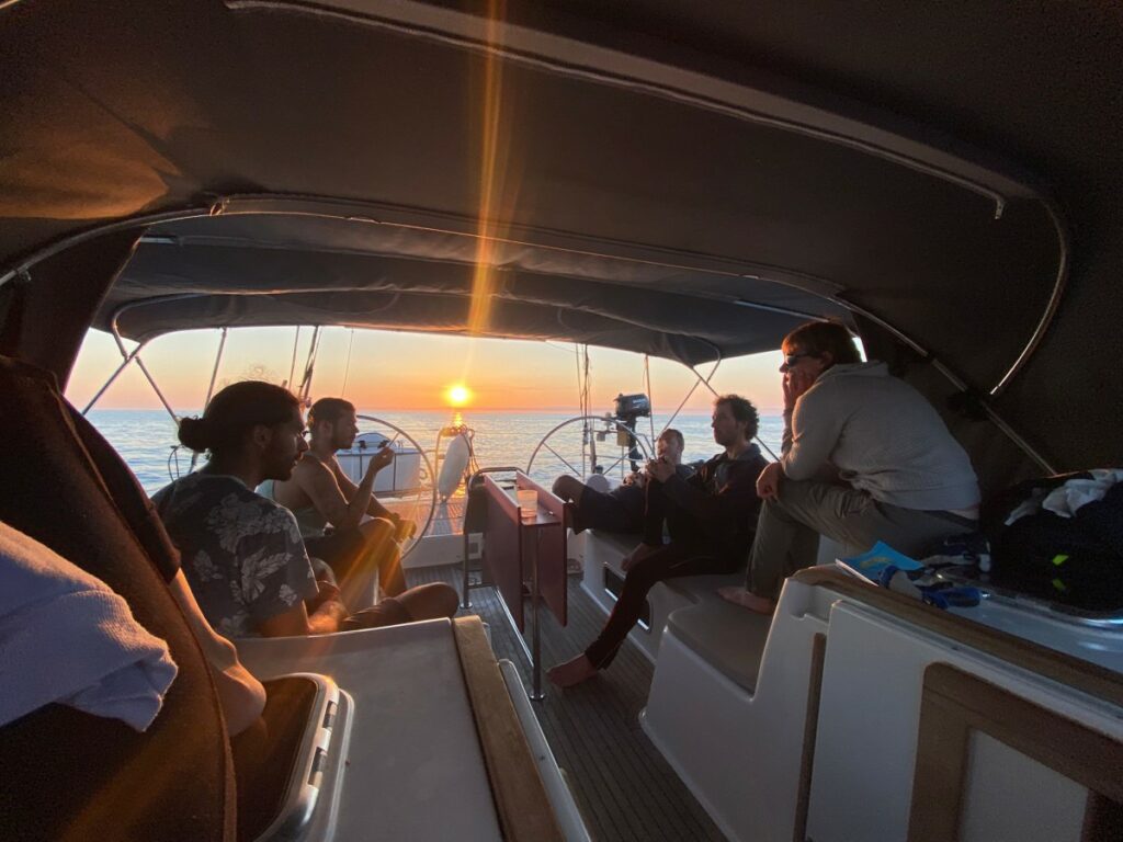 Un moment plàcid del viatge amb el Dolce Vita, amb la posta de sol de fons
