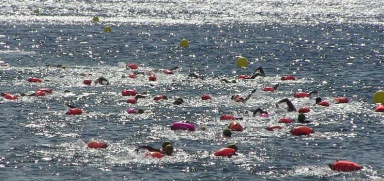 Una cinquantena de persones nedaran des de Lloret fins a Pals a través de les Vies Braves